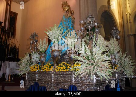 Lieu de culte et statue à l'intérieur de St Matthews Church (église San Mateo), Tarifa, Cadiz Province, Andalusia, Spain, Europe Banque D'Images