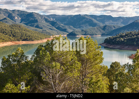 Réservoir et paysage de montagne à Cazorla, Jaen. Tranco de Beas. Espagne Banque D'Images