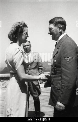 Eva Braun Collection (osam) - message d'Adolf Hitler woman outdoors ca. fin des années 1930 ou au début des années 1940 Banque D'Images