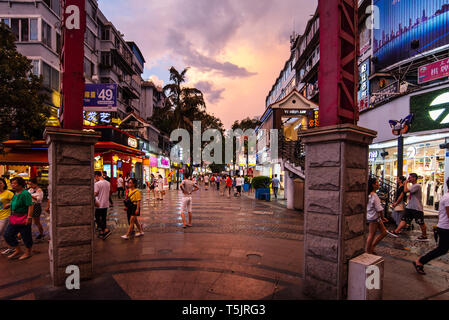 Guilin, Chine - 26 juillet 2018 : principale rue piétonne Zhengyang à Guilin célèbre ville de voyage en Chine de monde marche autour de Banque D'Images