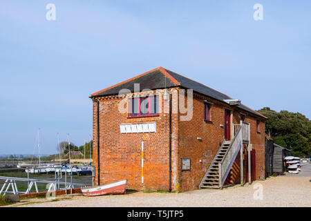 Le vieux Grain Store vers 1850 chez Dell Quay port utilisé par le Club de voile. Chichester, West Sussex, Angleterre, Royaume-Uni, Angleterre Banque D'Images