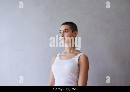 Portrait of short-haired young woman wearing vest Banque D'Images