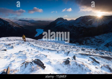 Au-dessus de l'alpiniste Ogwen Valley, Galles Banque D'Images