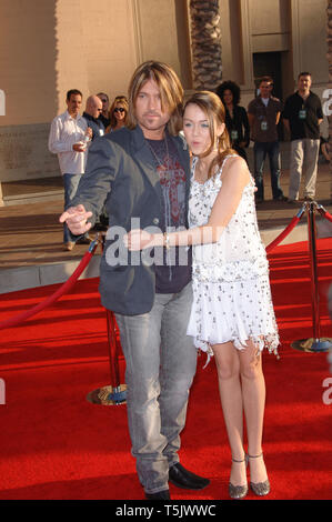 LOS ANGELES, CA. 21 novembre 2006 : BILLY RAY CYRUS et sa fille MILEY CYRUS à la 2006 American Music Awards au Shrine Auditorium, Los Angeles. Photo : Paul Smith / Featureflash Banque D'Images