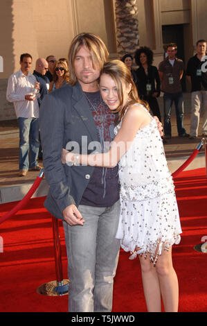 LOS ANGELES, CA. 21 novembre 2006 : BILLY RAY CYRUS et sa fille MILEY CYRUS à la 2006 American Music Awards au Shrine Auditorium, Los Angeles. Photo : Paul Smith / Featureflash Banque D'Images