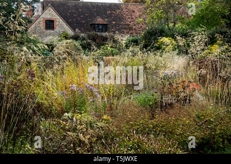 Un système de plantation des prairies dans le jardin d'un hôtel, de longues herbes et de feuillage de l'automne dans un jardin frontière. Banque D'Images