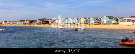 Vue sur les cabanes de plage sur banc de Mudeford, Christchurch Dorset. England UK tiré du traversier de Mudeford Banque D'Images