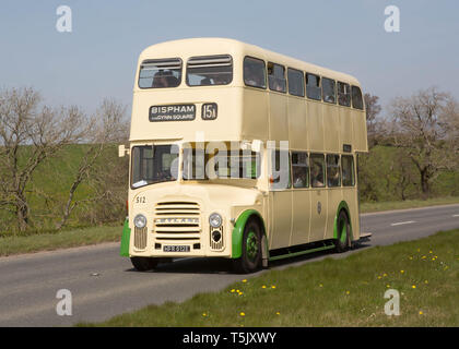 Ex Blackpool Corporation 1967 Leyland Titan PD3/11 double deck bus sur un bus préservé de passagers entre Brough et Kirkby Stephen, Cumbria, Royaume-Uni. Banque D'Images