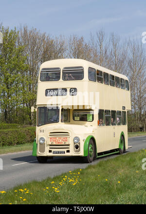 Ex Blackpool Corporation 1967 Leyland Titan PD3/11 double deck bus sur un bus préservé de passagers entre Brough et Kirkby Stephen, Cumbria, Royaume-Uni. Banque D'Images