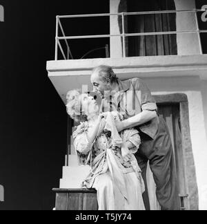 L'acteur anglais Alfred Marques, et actrice anglaise Miriam Karlin, sur la scène du théâtre de Greenwich à Londres, pendant les répétitions pour la pièce de Zorba, en novembre 1973. Les repères a joué le rôle de Zorba, Karlin et le rôle de Madame Hortense. Banque D'Images