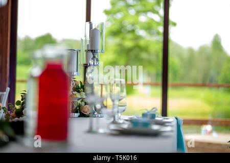 Décoration de table de mariage. Chandelier avec des bougies et des plats sur la table. Bougies dans candlestick réglage sur les table de fête dans un restaurant. L'accent o Banque D'Images