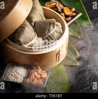 Zongzi, délicieux riz vapeur chaude boulettes en bateau à vapeur. Close up, de copie, de l'espace asiatique célèbre une cuisine savoureuse à dragon boat festival duanwu Banque D'Images