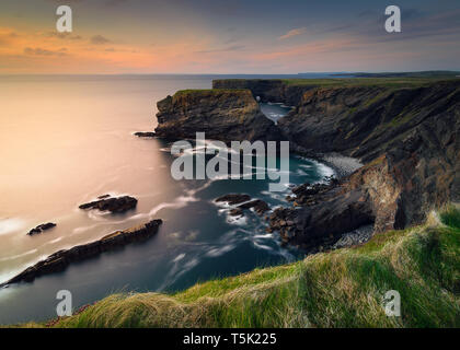 Falaises Kilkee Irlande Co.Clare Banque D'Images