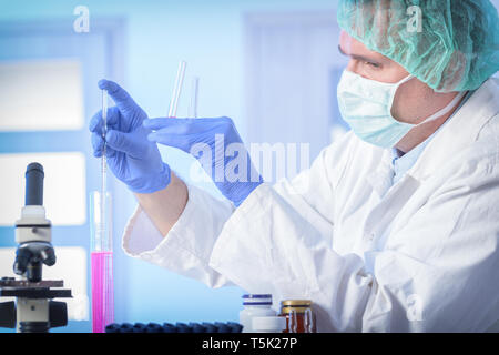 Scientist doing expériences médicales au laboratoire Banque D'Images