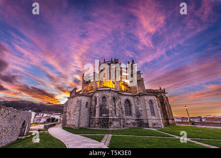 Église de Santa Maria de la Asuncion au port de Castro Urdiales Cantabrie Région de l'Espagne, avec vue sur les ruines de l'ermitage de San Pedro à gauche Banque D'Images