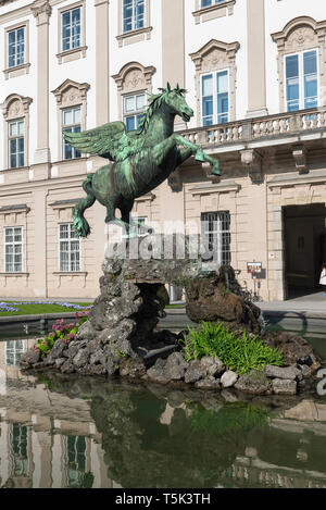 Pegasus Salzbourg Statue, vue sur la célèbre statue située à côté de la Pegasus palace dans le Schloss Mirabell gardens, Salzbourg, Autriche. Banque D'Images