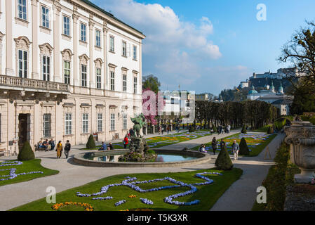 Mirabell Salzbourg, vue de la Schloss Mirabell Palace et son jardin à la célèbre statue située au centre de Pegasus, Salzbourg, Autriche. Banque D'Images