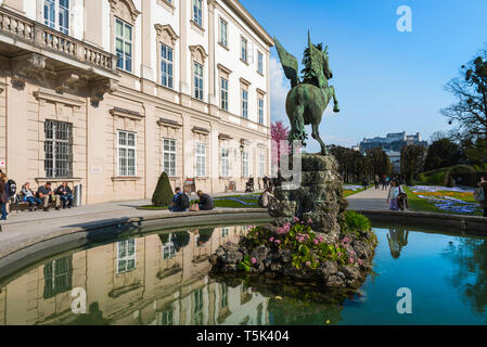 Schloss Mirabell Salzburg, vue sur le palais Mirabell et de la célèbre statue de Pegasus en regardant vers le château au sommet d'une colline dans la ville de Salzbourg, Autriche. Banque D'Images