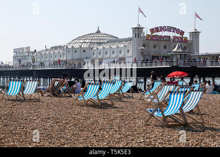 Le dimanche de Pâques sur la plage de Brighton dans l'East Sussex, Angleterre. Palace Pier de Brighton s'étend dans la Manche. Banque D'Images