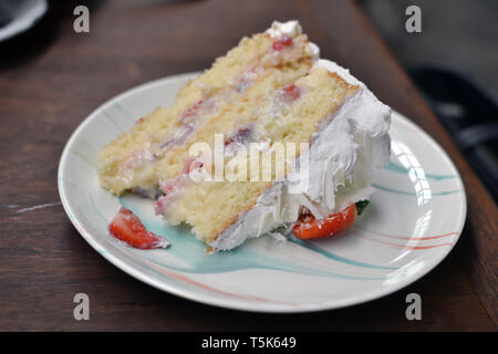 Délicieux morceau de tarte aux fraises avec de la crème fouettée Banque D'Images