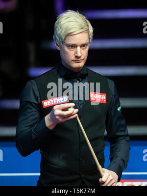 Neil Robertson en action contre Shaun Murphy lors de la sixième journée des Championnats du Monde 2019 à l'Betfred creuset, Sheffield. Banque D'Images