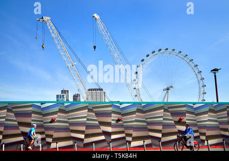 Londres, Angleterre, Royaume-Uni. Panneau publicitaire temporaire masquer les travaux de construction du Victoria Embankment, London Eye sur la rive sud visible derrière Banque D'Images