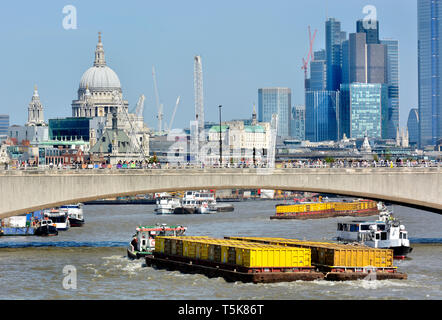 Londres, Angleterre, Royaume-Uni. ('Thamestug") en tirant sur les conteneurs sous Waterloo Bridge sur la Tamise, en direction de la Cathédrale St Paul Banque D'Images