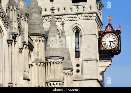 Londres, Angleterre, Royaume-Uni. Royal Courts of Justice dans le Strand. Réveil par George Edmund Street (1824-1881), installé 1883 Banque D'Images