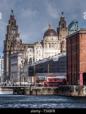 En regardant vers les bâtiments du front de mer historique à Liverpool du Royal Albert Docks Banque D'Images