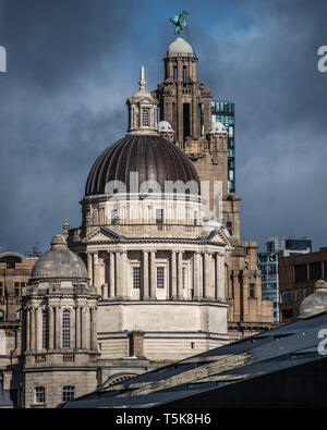 En regardant vers les bâtiments du front de mer historique à Liverpool du Royal Albert Docks Banque D'Images