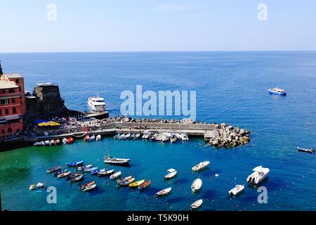 Vernazza, Italie- Septembre 18, 2018 : Avis de la ville dans la mer Ligure de l'ancienne et typique village des Cinque Terre en été Banque D'Images