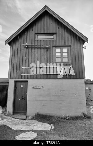 Photo en noir et blanc d'Une cabane de pêcheurs restaurée (Rorbuer ou rorbu), dans le village de pêcheurs de Stamsund, îles Lofoten, Norvège Banque D'Images