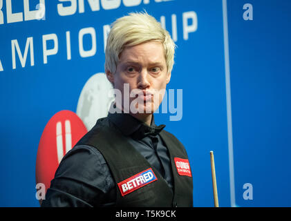 Neil Robertson en action contre Shaun Murphy lors de la sixième journée des Championnats du Monde 2019 à l'Betfred creuset, Sheffield. Banque D'Images