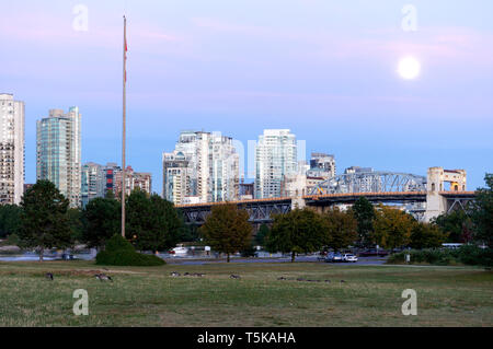 La pleine lune s'élève au-dessus de la rue Burrard Bridge at Dusk, Vancouver, British Columbia, Canada Banque D'Images