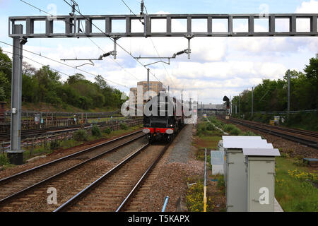 La princesse LMS 6233 Classe Couronnement de la duchesse de Sutherland locomotive à vapeur, la station Ealing Broadway, Londres, Royaume-Uni, 25 avril 2019, photo de Richard Goldsc Banque D'Images