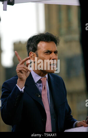 Matthieu Amroliwala, BBC News 24, rapports de Westminster après le remaniement ministériel. Londres. 05/06/2009 Banque D'Images