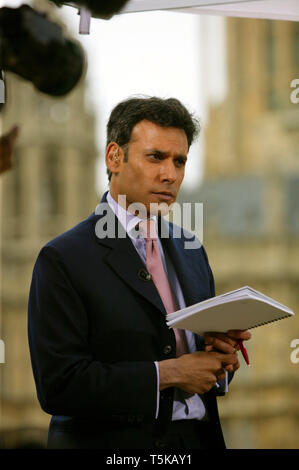 Matthieu Amroliwala, BBC News 24, rapports de Westminster après le remaniement ministériel. Londres. 05/06/2009 Banque D'Images