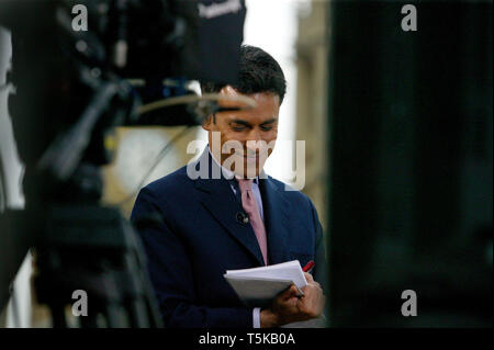 Matthieu Amroliwala, BBC News 24, rapports de Westminster après le remaniement ministériel. Londres. 05/06/2009 Banque D'Images