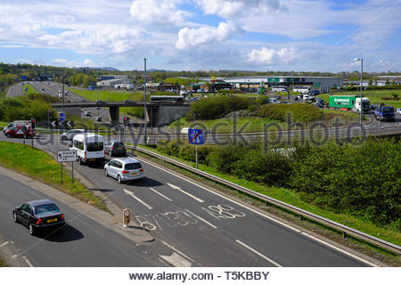 Autoroute M9 sortie 1 et voie d'accès à l'intersection de Newbridge et rond-point, en dehors de l'Écosse, Édimbourg Banque D'Images