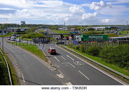 Autoroute M9 sortie 1 et voie d'accès à l'intersection de Newbridge et rond-point, en dehors de l'Écosse, Édimbourg Banque D'Images