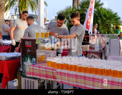 Split Croatie, 25 avril 2019 : après la ligne d'arrivée à B2Run course d'affaires, des bénévoles mise en place de la table de la bière pour la course à l'arrivée Banque D'Images