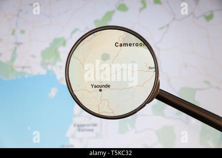 Yaoundé, Cameroun. Une carte politique. Concept d'illustration de visualisation de la ville sur l'écran grâce à une loupe. Banque D'Images