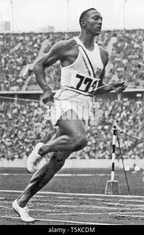 JESSE OWENS (1913-1980), athlète américain remportant le 100 m au Jeux Olympiques d'été de 1936 à Berlin, le 3 août. Banque D'Images