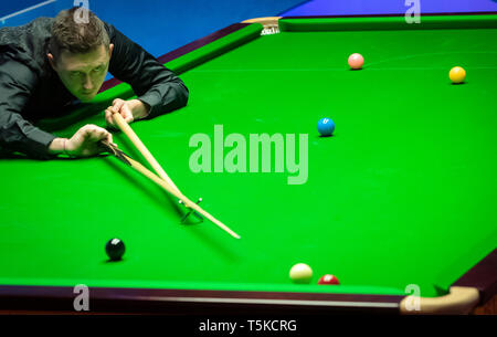 Kyren Wilson en action contre Scott Donaldson durant la sixième journée des Championnats du Monde 2019 à l'Betfred creuset, Sheffield. Banque D'Images