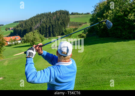 Frapper un joueur de golf ball Banque D'Images