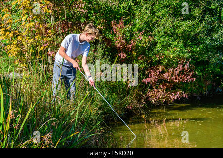 Tentative de sauvetage d'une balle de golf dans l'eau Banque D'Images