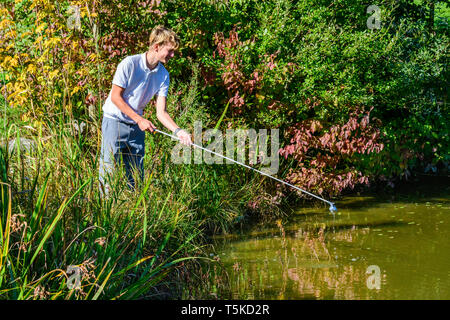 Tentative de sauvetage d'une balle de golf dans l'eau Banque D'Images