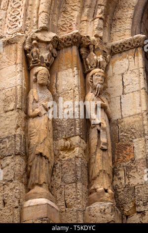 Segovia, Espagne.Église San Martin. Figurines en pierre sculptées à côté de la porte d'entrée de l'église romane, façade occidentale. Banque D'Images