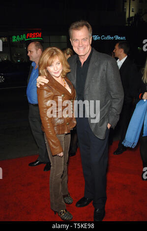 LOS ANGELES, CA. Le 06 décembre 2006 : Stephen COLLINS & épouse FAYE GRANT, du Los Angeles première de son nouveau film 'Blood Diamond' au Grauman's Chinese Theatre, à Hollywood. Photo : Paul Smith / Featureflash Banque D'Images