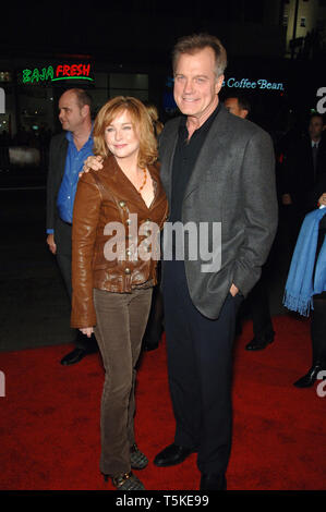 LOS ANGELES, CA. Le 06 décembre 2006 : Stephen COLLINS & épouse FAYE GRANT, du Los Angeles première de son nouveau film 'Blood Diamond' au Grauman's Chinese Theatre, à Hollywood. Photo : Paul Smith / Featureflash Banque D'Images